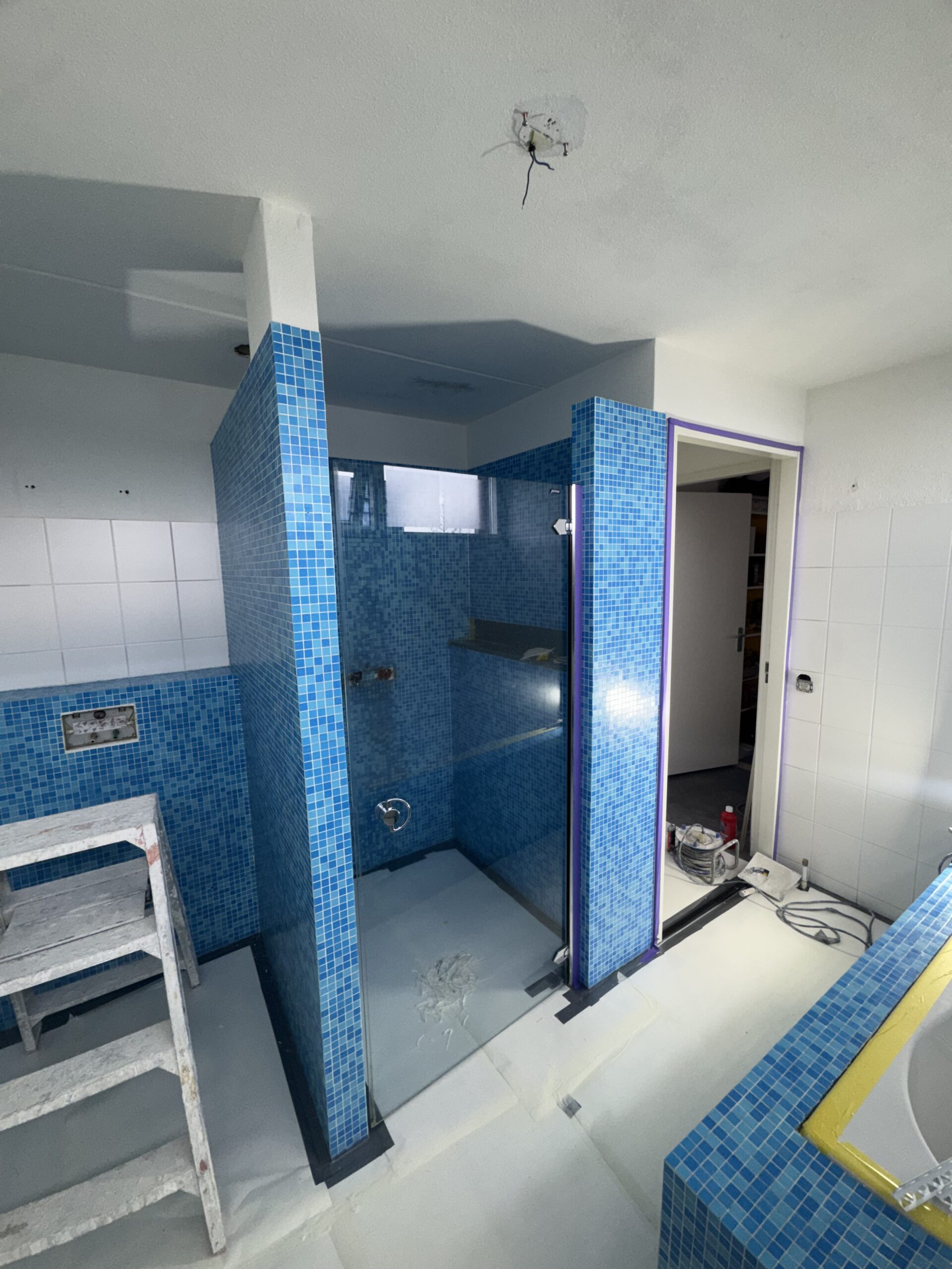 Badkamer met bestaand tegelwerk vóór beton ciré afwerking